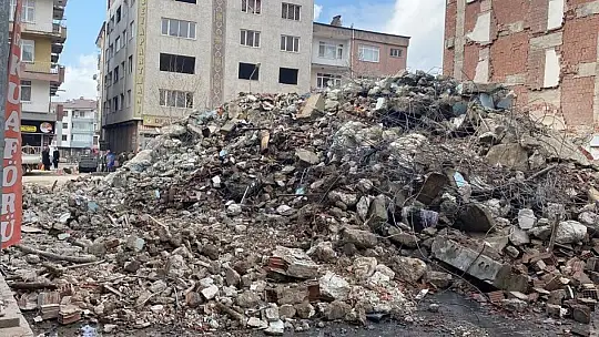 Elazığ'da yıkımına başlanan bina çöktü