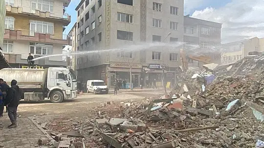 Elazığ'da yıkımına başlanan bina çöktü