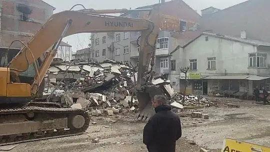 Elazığ'da yıkımına başlanan bina çöktü