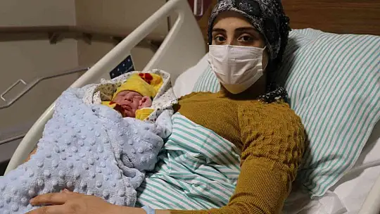 Elazığ'da yılın ilk bebeklerine Ömer Asaf ve Esra ismi verildi