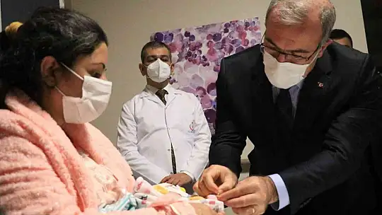 Elazığ'da yılın ilk bebeklerine Ömer Asaf ve Esra ismi verildi