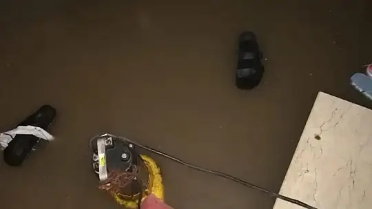 Sabah saatlerinde etkili olan sağanak yağış nedeni ile ev ve iş yerlerini su bastı
