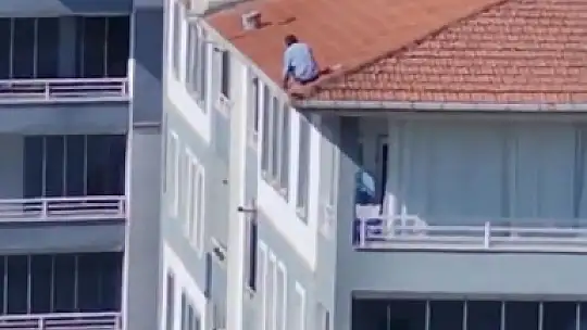 Elazığ'da yürekleri ağza getiren çatı tamiratı