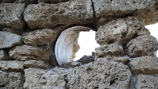 Elazığ'da zamana direnen 800 yıllık manastır restore edilmeyi bekliyor