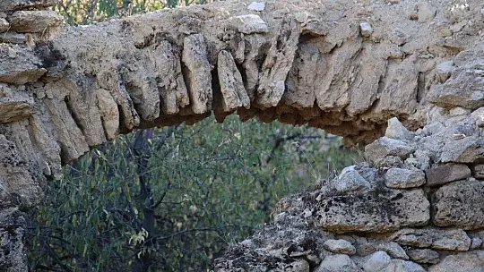 Elazığ'da zamana direnen 800 yıllık manastır restore edilmeyi bekliyor
