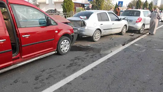 Elazığ'da zincirleme kaza: 5 araç hasar aldı