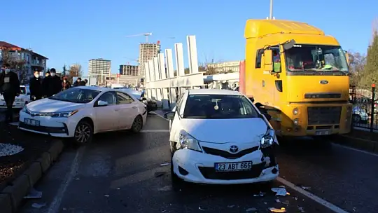 Elazığ'da Zincirleme Kaza, 18 Araç Karıştı