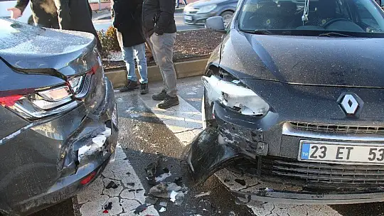 Elazığ'da Zincirleme Kaza, 18 Araç Karıştı