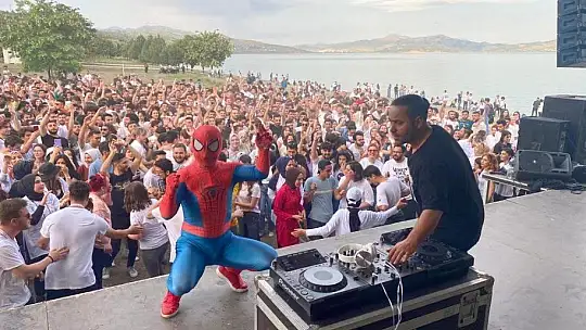 Elazığ'daki 'Color Fest' renkli görüntüler oluşturdu