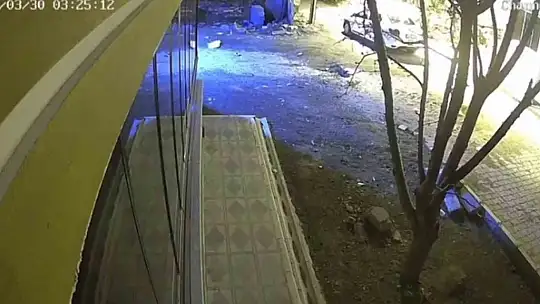 Elazığ'daki 4,7'lik deprem anı güvenlik kameralarına böyle yansıdı