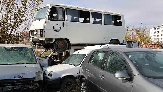Elazığ'daki araç mezarlığında 500 milyonluk servet çürüyor
