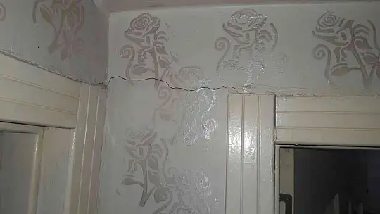 Elazığ'daki depremde bazı binalarda çatlaklar oluştu