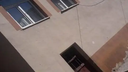 Elazığ'daki depremde bazı binalarda çatlaklar oluştu