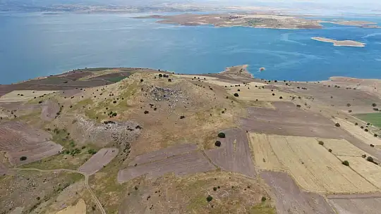 Elazığ'daki höyük manzarası ile dikkat çekiyor