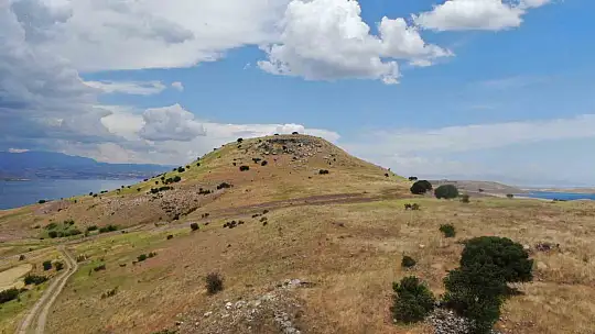 Elazığ'daki höyük manzarası ile dikkat çekiyor