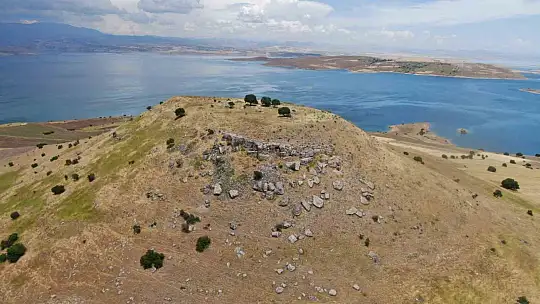 Elazığ'daki höyük manzarası ile dikkat çekiyor