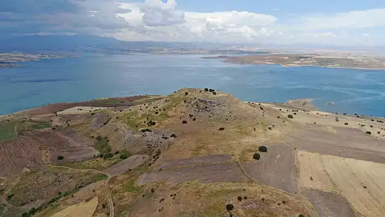 Elazığ'daki höyük manzarası ile dikkat çekiyor