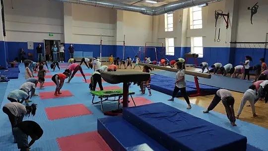 Elazığ'daki yaz spor okulları gençlerin yüzünü güldürüyor