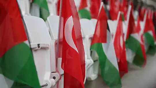 Elazığ'dan kardeşlik mesajı: Stadyum Türk ve Filistin bayraklarıyla donatıldı