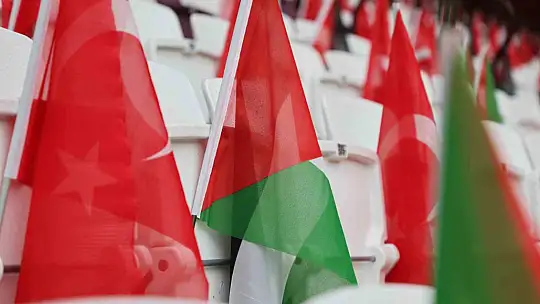 Elazığ'dan kardeşlik mesajı: Stadyum Türk ve Filistin bayraklarıyla donatıldı