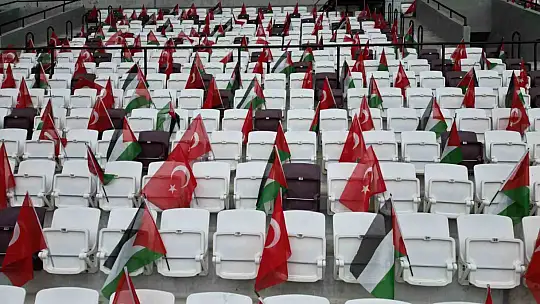 Elazığ'dan kardeşlik mesajı: Stadyum Türk ve Filistin bayraklarıyla donatıldı
