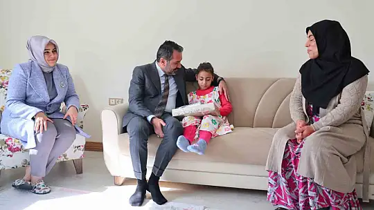 Elazığ depreminin simgesi Yüsra ve ailesine Başkan Şerifoğulları sahip çıktı