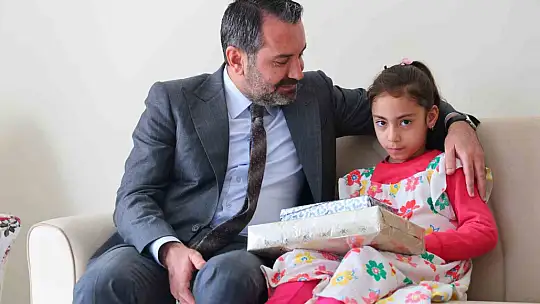 Elazığ depreminin simgesi Yüsra ve ailesine Başkan Şerifoğulları sahip çıktı