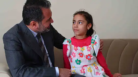 Elazığ depreminin simgesi Yüsra ve ailesine Başkan Şerifoğulları sahip çıktı