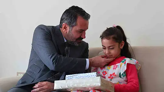 Elazığ depreminin simgesi Yüsra ve ailesine Başkan Şerifoğulları sahip çıktı