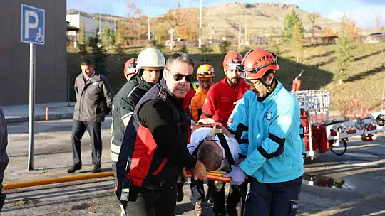Elazığ Fethi Sekin Şehir Hastanesindeki deprem tatbikatı gerçeği aratmadı