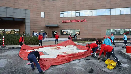 Elazığ Fethi Sekin Şehir Hastanesindeki deprem tatbikatı gerçeği aratmadı