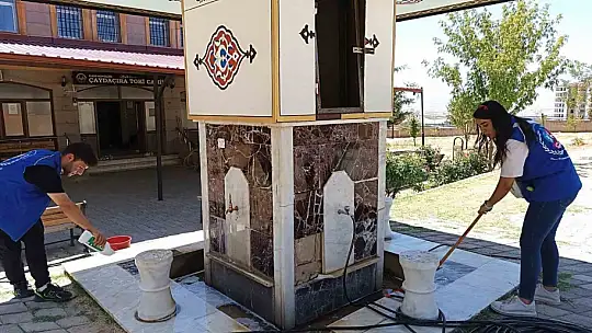 Elazığ Gençlik Merkezi gönüllülerinden cami temizliği