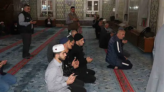 Elazığ genelindeki camilerde Filistin'e destek için Fetih suresi okundu