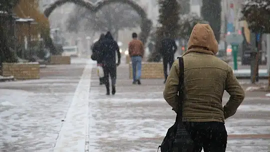 Elazığ güne karla uyandı