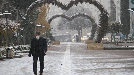 Elazığ güne karla uyandı