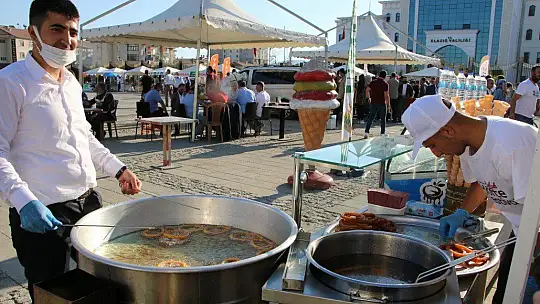 Elazığ'ı dünyaya tanıtan Salçalı Köfte Festivali'nin 3'üncüsü başladı