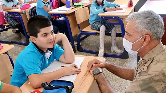 Elazığ İl Jandarma Komutanı Yıldız, minik öğrencilerin heyecanına ortak oldu
