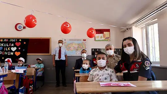 Elazığ İl Jandarma Komutanı Yıldız, minik öğrencilerin heyecanına ortak oldu