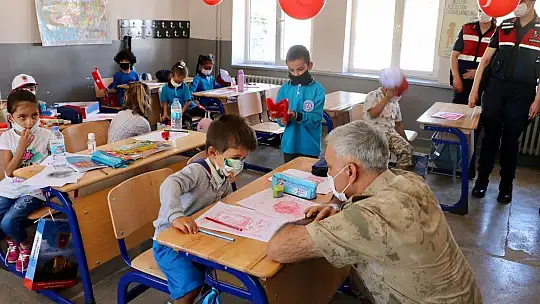 Elazığ İl Jandarma Komutanı Yıldız, minik öğrencilerin heyecanına ortak oldu
