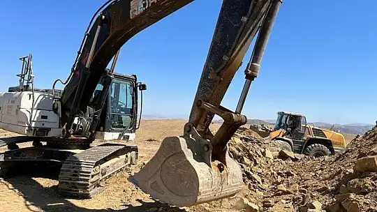Elazığ İl Özel İdaresi ekiplerinden yol bakım ve genişletme çalışmaları