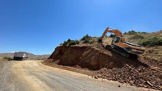 Elazığ İl Özel İdaresi ekiplerinden yol bakım ve genişletme çalışmaları