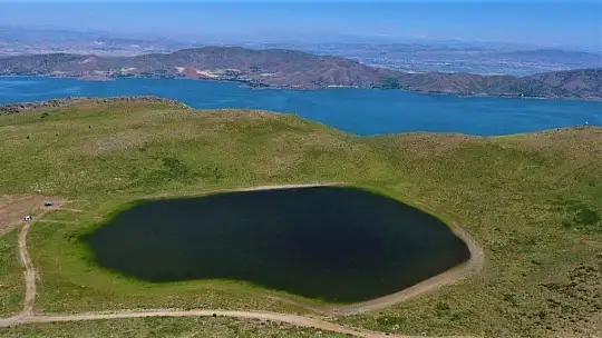 Elazığ'ın 2 bin rakımdaki kalp gölü Bervi kurudu, hayvanlara otlak oldu