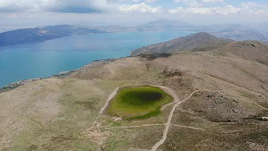 Elazığ'ın 2 bin rakımdaki kalp gölü Bervi kurudu, hayvanlara otlak oldu