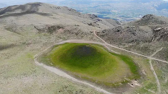 Elazığ'ın 2 bin rakımdaki kalp gölü Bervi kurudu, hayvanlara otlak oldu