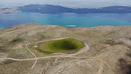 Elazığ'ın 2 bin rakımdaki kalp gölü Bervi kurudu, hayvanlara otlak oldu