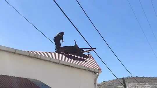 Elazığ'ın 2 ilçesinde fırtına bazı çatıları uçurdu