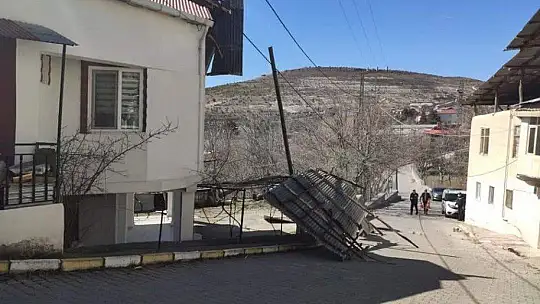 Elazığ'ın 2 ilçesinde fırtına bazı çatıları uçurdu