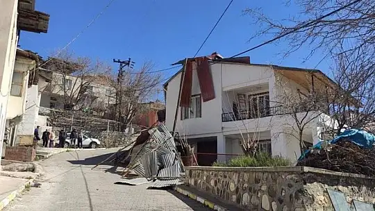 Elazığ'ın 2 ilçesinde fırtına bazı çatıları uçurdu