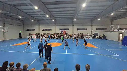 Elazığ'ın Ağın ilçesinde kurulan spor tesisinde ilk heyecan