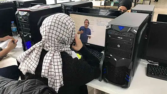 Elazığ'ın ilk dijital kütüphanesi büyük ilgi görüyor